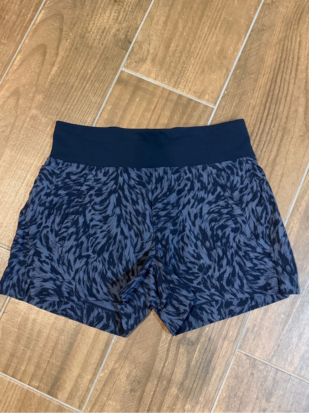 Athleta Women’s Navy Patterned Athletic Shorts size 6 pristine